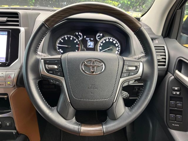 【ウッドコンビステアリング】高級感ある木目調パーツを採用した手に良く馴染むコンビハンドル。運転席廻りの雰囲気も一気に豪華になります!