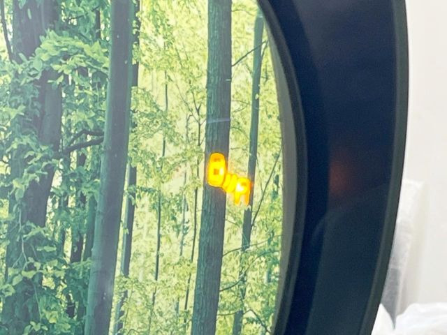 【ブラインドスポットモニター】走行中、ドアミラーの死角になりやすい箇所に後続車が接近するとサイドミラーのレンズに警告を表示!ドライバーに注意喚起をしてくれます。