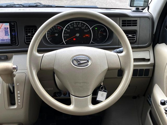 �������E���^���n���h���ł�!���񂵂̌����₷���X�e�A�����O�͑��삵�₷���݌v�ł��B