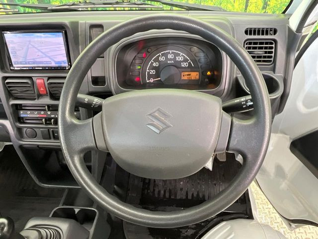 �C���e���A�ɍ��킹���f�U�C���̃X�e�A�����O�́A�^�]�������̂��Ƃ��l���A�^�]���₷���`��A�傫���ł��B�����x�A���ۂɐG���Ă��m���߂��������B