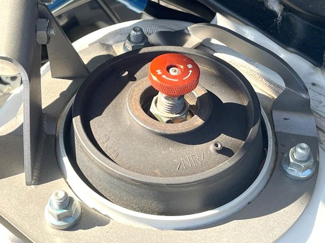 �y�ԍ����z�ԍ����Ⴍ�Ȃ�A�X�^�C���b�V���Ȍ����ڂƂȂ��Ă���܂��B�ԗ��̏d�S�������鎖�ŁA���s���̈��萫�����サ�܂���