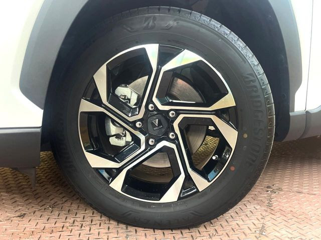 �y����17�C���`�A���~�z�C�[���z�O�ςɃ}�b�`���������A���~�z�C�[���𑕒����Ă���܂��B�e��ЊO�A���~�z�C�[����A�X�^�b�h���X�^�C�����戵�����Ă���܂��B���񂲑��k����������