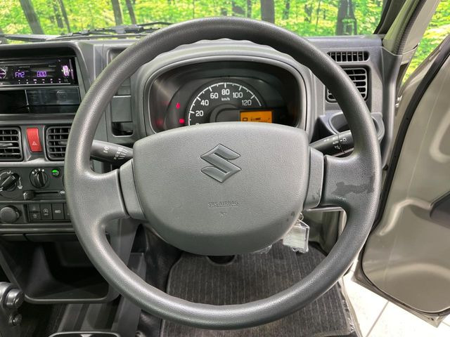 �C���e���A�ɍ��킹���f�U�C���̃X�e�A�����O�́A�^�]�������̂��Ƃ��l���A�^�]���₷���`��A�傫���ł��B�����x�A���ۂɐG���Ă��m���߂��������B