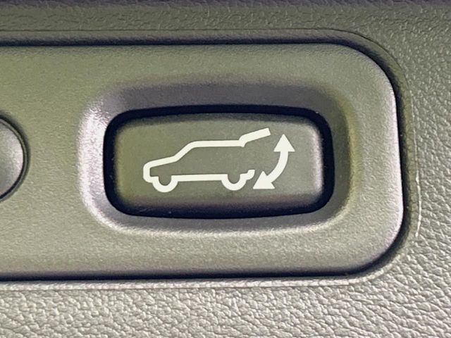 【パワーバックドア】スマートキーや運転席のボタンを押すだけでリアゲートが自動で開閉します!荷物を持っている時や、高い位置にあるバックドアを閉める際に便利な機能です♪