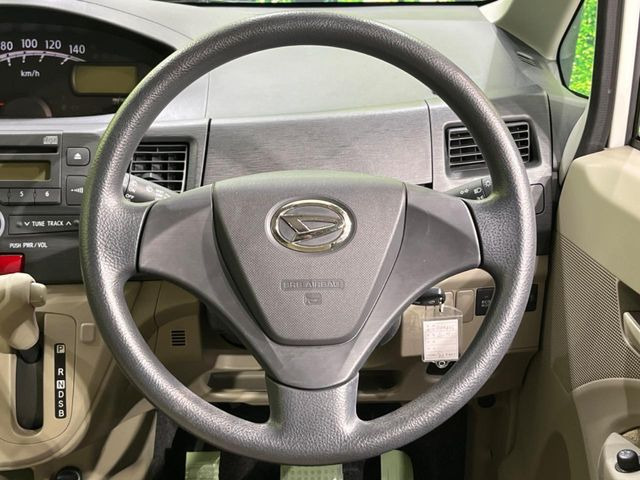 �C���e���A�ɍ��킹���f�U�C���̃X�e�A�����O�́A�^�]�������̂��Ƃ��l���A�^�]���₷���`��A�傫���ł��B�����x�A���ۂɐG���Ă��m���߂��������B