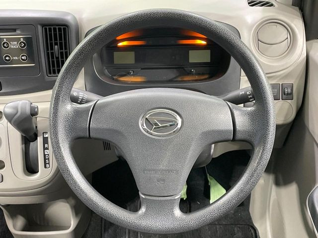 �C���e���A�ɍ��킹���f�U�C���̃X�e�A�����O�́A�^�]�������̂��Ƃ��l���A�^�]���₷���`��A�傫���ł��B�����x�A���ۂɐG���Ă��m���߂��������B