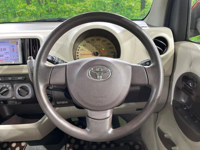 �C���e���A�ɍ��킹���f�U�C���̃X�e�A�����O�́A�^�]�������̂��Ƃ��l���A�^�]���₷���`��A�傫���ł��B�����x�A���ۂɐG���Ă��m���߂��������B