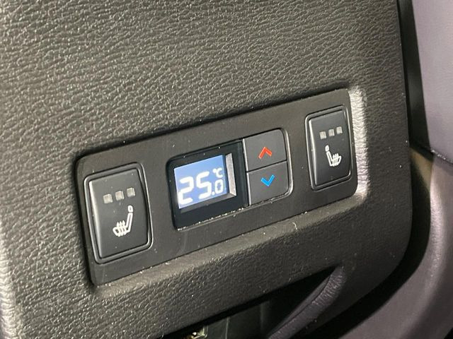 【前席+後席シートヒーター】寒い日に重宝するシートヒーターを後席にも装備!エアコンより早く温まってくれるので寒がりの人も安心ですね♪エアコンの温風は乾燥するから苦手、という方にもをおすすめです。