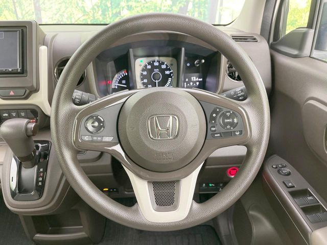 インテリアに合わせたデザインのステアリングは、運転される方のことも考え、運転しやすい形状、大きさです。是非一度、実際に触ってお確かめください。