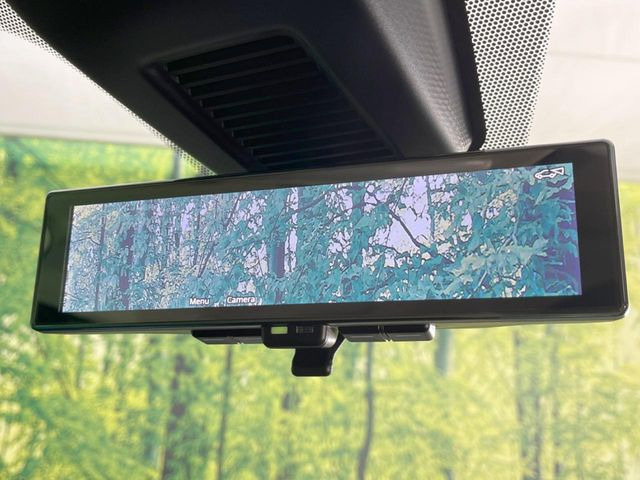 【インテリジェントルームミラー】後席の大きな荷物や同乗者で後方が確認しづらい時でも安心!カメラが撮影した車両後方の映像をルームミラー内に表示。クリアな視界で状況の確認が可能です!