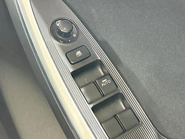 �y�d���i�[�~���[�z�T�C�h�~���[�͓d���i�[���ƂȂ��Ă���A�������ԏ�ł��L�Y�������X�N��}�����܂��B