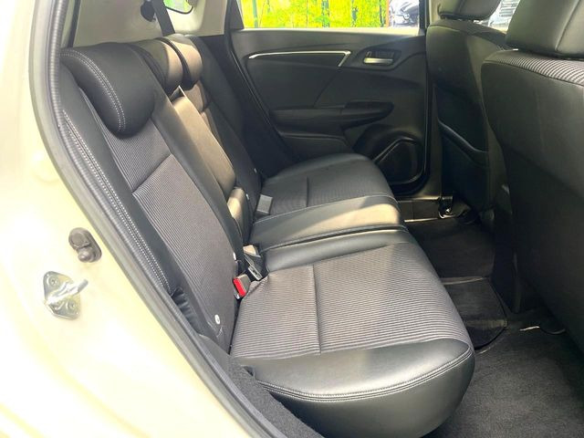 �R���p�N�g�J�[�ł����A�Z�J���h�V�[�g�͏\���ȍL����������K�ɂ���肢�������܂���V�[�g��|���đ傫�ȉו���ς񂾂�ƁA�p�r�̕����L��1��ł��B