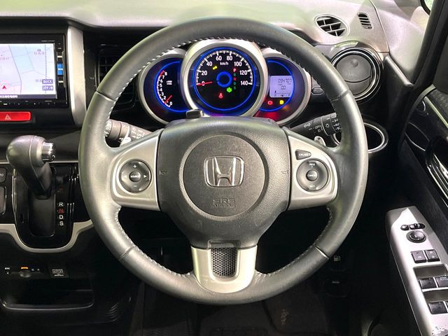 �y�����v�����X�e�A�����O�z�㎿�Ȋv���g�p���邱�ƂŁA��ɂ����������݂ƂĂ��^�]���₷���n���h���ł���