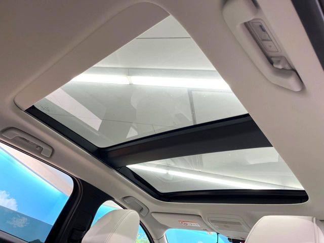 【サンルーフ】開放感たっぷりの希少装備、サンルーフが装着されています!車内に明かりを取り入れたり景色を楽しむ以外にも、車内の空気も簡単に換気できて快適です!