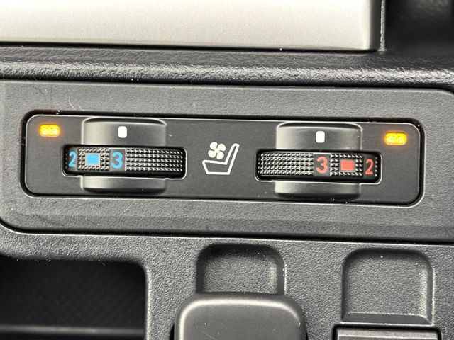【前席シートベンチレーション】夏場は涼しい風でお尻や背中の熱やムレを防ぎ、冬はエアコンよりも早く温まってポカポカに!季節を問わず快適に過ごせます。