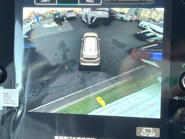 �y�}���`�e���C�����j�^�[�z�Ԃ̃t�����g��T�C�h�̃J�����摜�𓯎��Ƀ��j�^�[�\�����邱�ƂŁA���H�⋷�����𑖍s���ł����͂̏󋵊m�F���ł����S!�{�iSUV�ɂ��ꂵ�������ł���