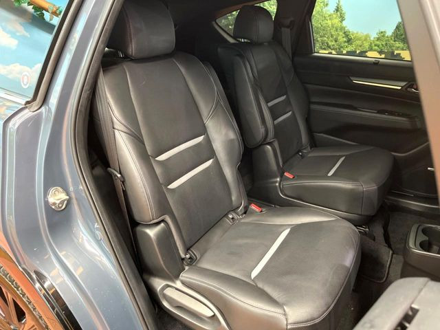 広々とした2列目シートは居住性が高く、居心地も快適!友達や家族とのお出かけにぴったりです。ベビーシートやチャイルドシート使用時も快適にお過ごしいただける十分な空間を確保しています。