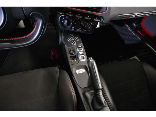 �����ő���ł��鍡��󏭂ȕ����{�^�����̃C���p�l���ɂȂ�܂��B�u���b�N�̓����ɃJ�[�{���p�[�c��ԃX�e�b�`���ƂĂ��f���܂��B