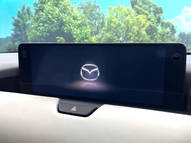 【12.3インチマツダコネクト】車内の雰囲気にマッチした大型ディスプレイ。スマホ接続でのナビ使用やBluetooth再生等、様々な機能が楽しめます。直感的なダイヤル操作が可能で、使い勝手も良好です。