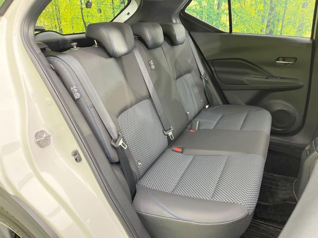 後部座席も気になるようなキズ・汚れやへたり等、大きなダメージはなく、良好な状態です。