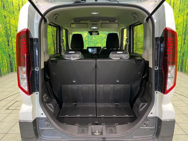 ���i�̂���������ʋ΁A���}���ɏ\���ȉ׎��X�y�[�X���m�ۂ��Ă���܂��B�Z�J���h�V�[�g��|���ƁA�傫�ȉו��̐ύڂ��\�ł���