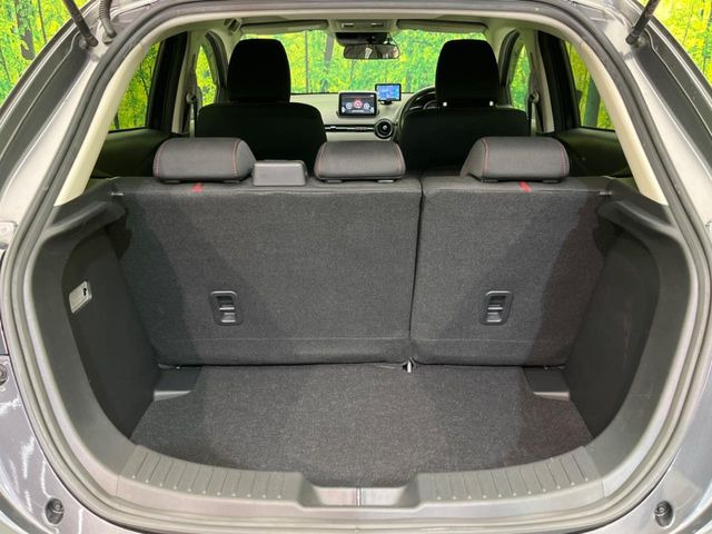 ���i�̂���������ʋ΁A���}���ɏ\���ȉ׎��X�y�[�X���m�ۂ��Ă���܂��B�Z�J���h�V�[�g��|���ƁA�傫�ȉו��̐ύڂ��\�ł���