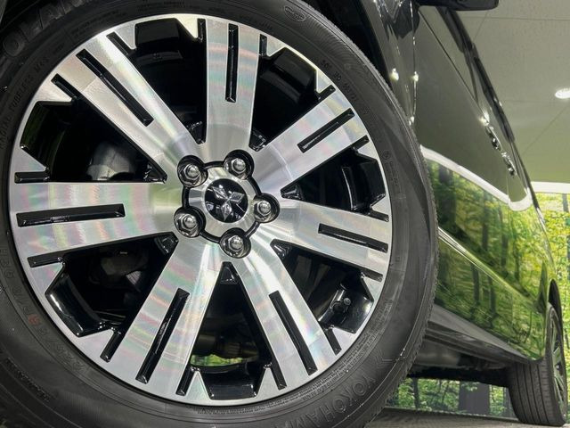 【純正18インチアルミホイール】外観にマッチした純正アルミホイールを装着しております。各種社外アルミホイールや、スタッドレスタイヤも取扱いしております。是非ご相談ください♪