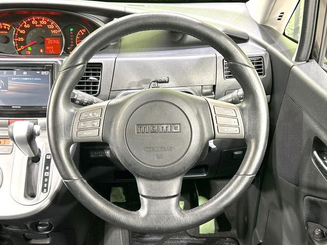 �C���e���A�ɍ��킹���f�U�C���̃X�e�A�����O�́A�^�]�������̂��Ƃ��l���A�^�]���₷���`��A�傫���ł��B�����x�A���ۂɐG���Ă��m���߂��������B