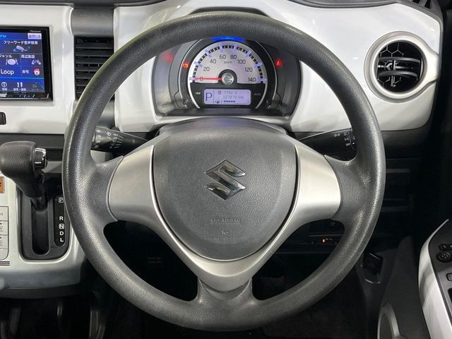 �C���e���A�ɍ��킹���f�U�C���̃X�e�A�����O�́A�^�]�������̂��Ƃ��l���A�^�]���₷���`��A�傫���ł��B�����x�A���ۂɐG���Ă��m���߂��������B