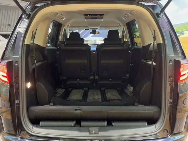 ���i�̂���������ʋ΁A���}���ɏ\���ȉ׎��X�y�[�X���m�ۂ��Ă���܂��B�Z�J���h�V�[�g��|���ƁA�傫�ȉו��̐ύڂ��\�ł���