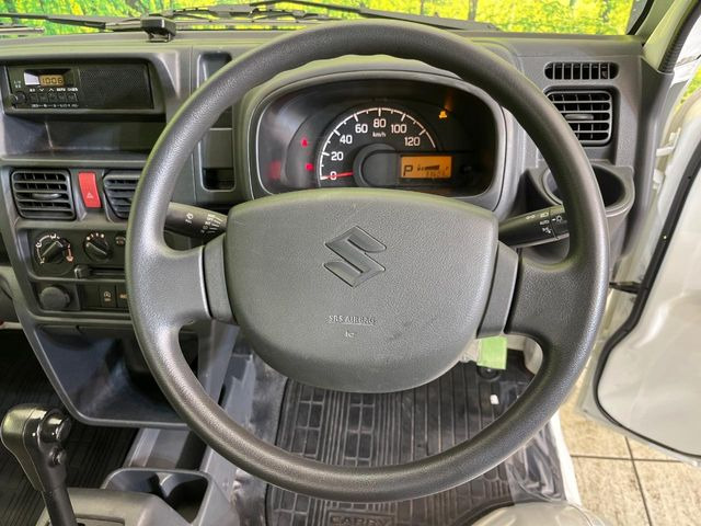 �C���e���A�ɍ��킹���f�U�C���̃X�e�A�����O�́A�^�]�������̂��Ƃ��l���A�^�]���₷���`��A�傫���ł��B�����x�A���ۂɐG���Ă��m���߂��������B