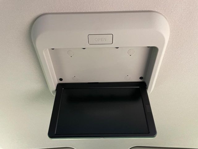 【フリップダウンモニター】大画面モニターで後席でもエンタメをお楽しみいただけます。小さなお子様にも大人気の装備です♪