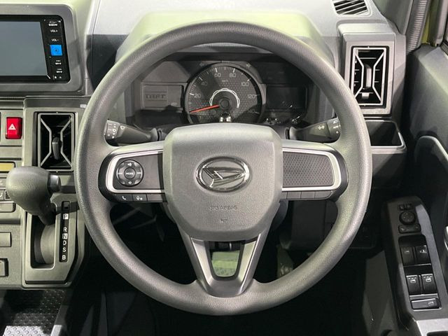 �C���e���A�ɍ��킹���f�U�C���̃X�e�A�����O�́A�^�]�������̂��Ƃ��l���A�^�]���₷���`��A�傫���ł��B�����x�A���ۂɐG���Ă��m���߂��������B