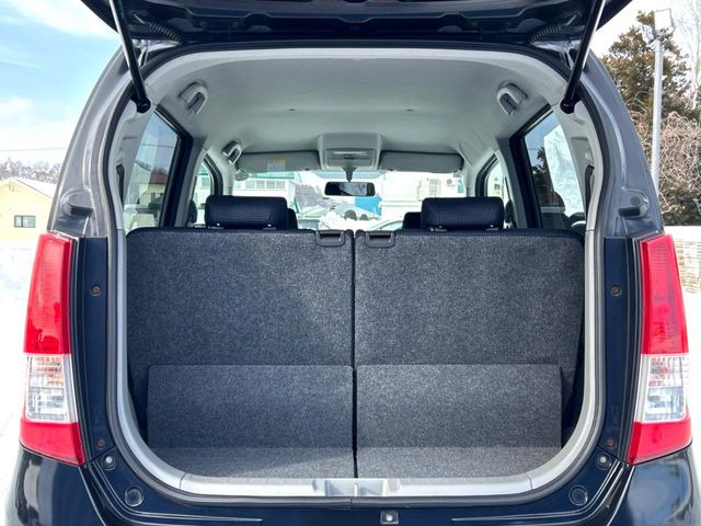 ���i�̂���������ʋ΁A���}���ɏ\���ȉ׎��X�y�[�X���m�ۂ��Ă���܂��B�Z�J���h�V�[�g��|���ƁA�傫�ȉו��̐ύڂ��\�ł���