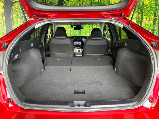 ���i�̂���������ʋ΁A���}���ɏ\���ȉ׎��X�y�[�X���m�ۂ��Ă���܂��B�Z�J���h�V�[�g��|���ƁA�傫�ȉו��̐ύڂ��\�ł���