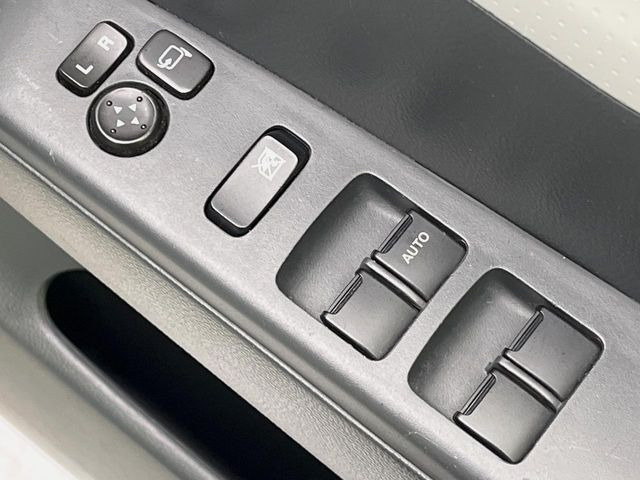 �y�d���i�[�~���[�z�T�C�h�~���[�͓d���i�[���ƂȂ��Ă���A�������ԏ�ł��L�Y�������X�N��}�����܂��B