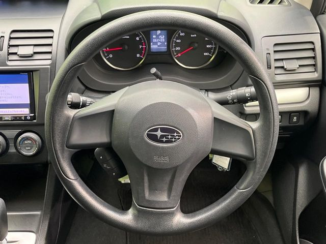 �C���e���A�ɍ��킹���f�U�C���̃X�e�A�����O�́A�^�]�������̂��Ƃ��l���A�^�]���₷���`��A�傫���ł��B�����x�A���ۂɐG���Ă��m���߂��������B