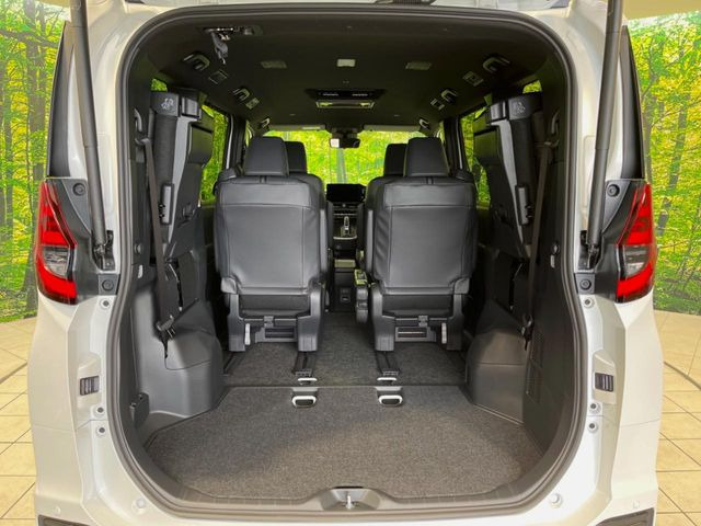 積み下ろしのしやすいデッキにはたっぷりと荷物を積み込んでいただけます。遊びから仕事まで、様々なシーンで頼れます♪