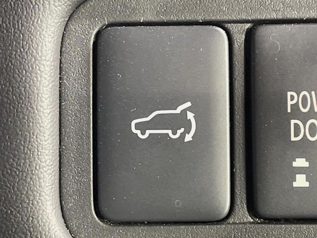 【パワーバックドア】スマートキーや運転席のボタンを押すだけでリアゲートが自動で開閉します!荷物を持っている時や、高い位置にあるバックドアを閉める際に便利な機能です♪