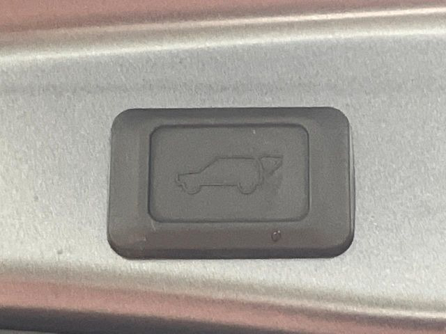 【パワーバックドア】スマートキーや運転席のボタンを押すだけでリアゲートが自動で開閉します!荷物を持っている時や、高い位置にあるバックドアを閉める際に便利な機能です♪