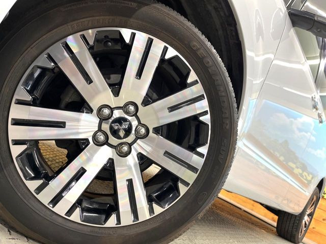 �y����18�C���`�A���~�z�C�[���z�O�ςɃ}�b�`���������A���~�z�C�[���𑕒����Ă���܂��B�e��ЊO�A���~�z�C�[����A�X�^�b�h���X�^�C�����戵�����Ă���܂��B���񂲑��k����������