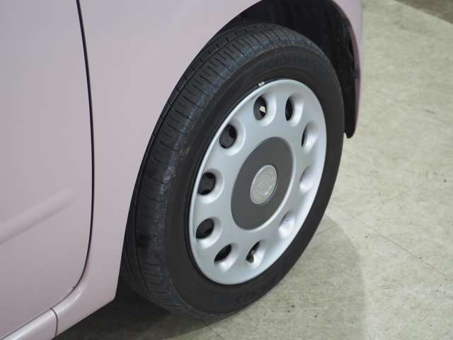 タイヤのホイールの細かいところまでキレイいにしてからお渡しします!