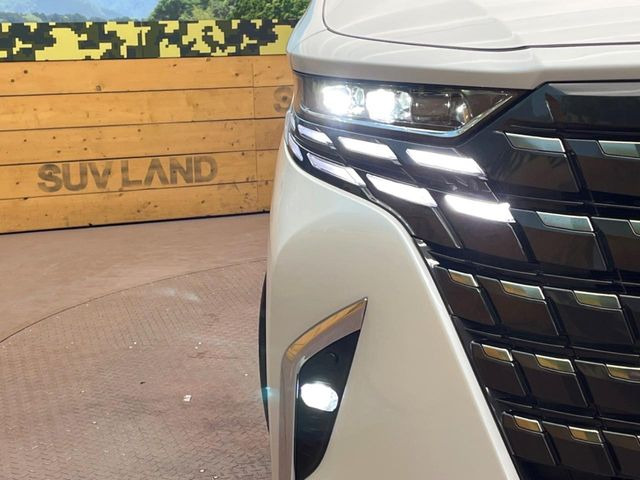 【三眼LEDヘッドライト】スタイリッシュな見た目の三眼LEDヘッドライトを装備♪スタイルだけでなく、夜間の走行も視界良好で安心してお乗りいただけます。