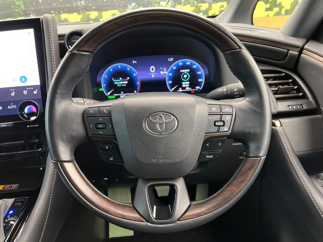 【ウッドコンビステアリング】高級感ある木目調パーツを採用した手に良く馴染むコンビハンドル。運転席廻りの雰囲気も一気に豪華になります!