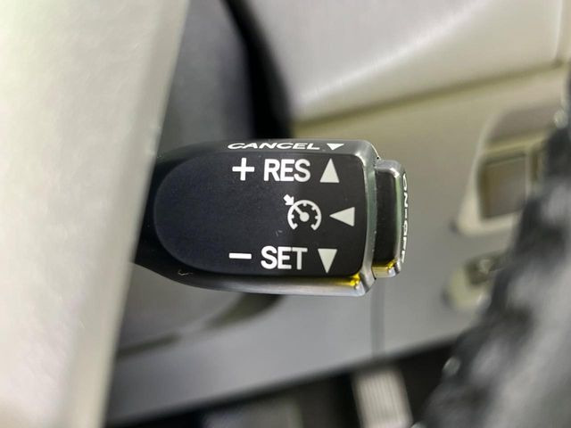 【クルーズコントロール】高速道路もラクラク走行。アクセルを離しても一定速度で走行ができ、長距離運転時の負担を軽減!加速・減速も簡単なスイッチ操作で調整できます。