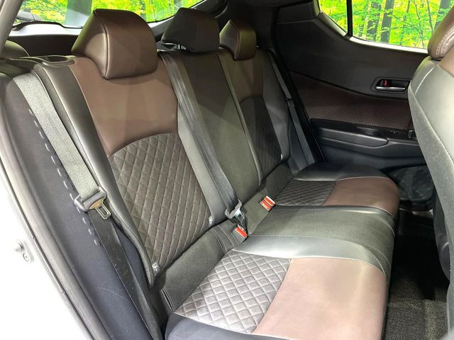 後部座席も気になるようなキズ・汚れやへたり等、大きなダメージはなく、良好な状態です。