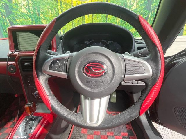 �C���e���A�ɍ��킹���f�U�C���̃X�e�A�����O�́A�^�]�������̂��Ƃ��l���A�^�]���₷���`��A�傫���ł��B�����x�A���ۂɐG���Ă��m���߂��������B