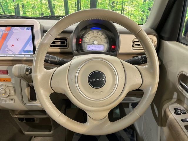 �C���e���A�ɍ��킹���f�U�C���̃X�e�A�����O�́A�^�]�������̂��Ƃ��l���A�^�]���₷���`��A�傫���ł��B�����x�A���ۂɐG���Ă��m���߂��������B