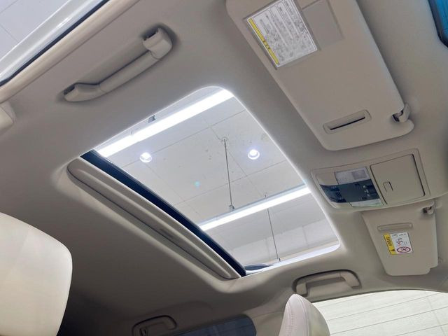 【サンルーフ】開放感たっぷりの希少装備、サンルーフが装着されています!車内に明かりを取り入れたり景色を楽しむ以外にも、車内の空気も簡単に換気できて快適です!