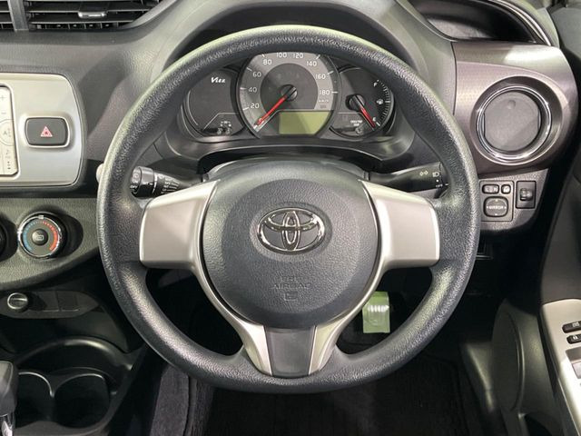 �C���e���A�ɍ��킹���f�U�C���̃X�e�A�����O�́A�^�]�������̂��Ƃ��l���A�^�]���₷���`��A�傫���ł��B�����x�A���ۂɐG���Ă��m���߂��������B